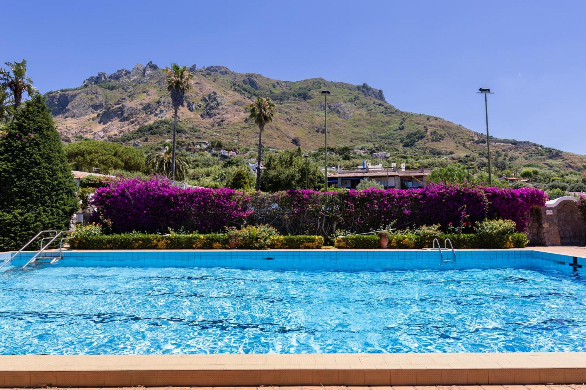Villetta Con Giardino Esclusivo Di 1000 Mq, Piscina, Tennis, Calcio, Bocce Forio  Bagian luar foto